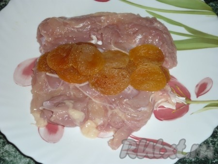 Выложить на середину одного окорочка курагу.