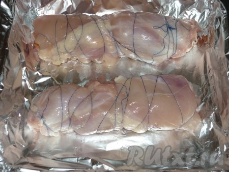 Сделать куриные рулетики, перевязать ниткой. Уложить рулеты в форму и поставить на 10 минут в духовку при температуре 180 градусов.