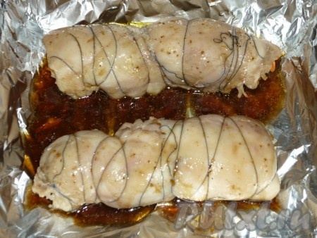 Через 10 минут наши куриные рулетики с курагой и корейской морковкой достать из духовки и полить соусом, запекать ещё 30 минут до готовности.