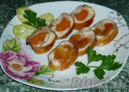 Очень вкусные куриные рулеты нарезать порционными кусочками.