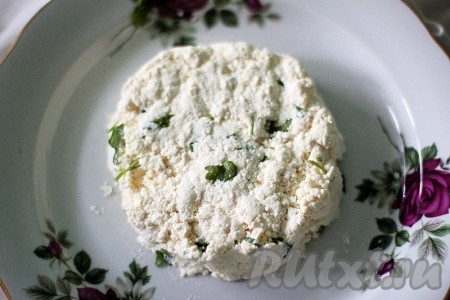 Выложите 2/3 полученной смеси на блюдо, сформируйте круг.