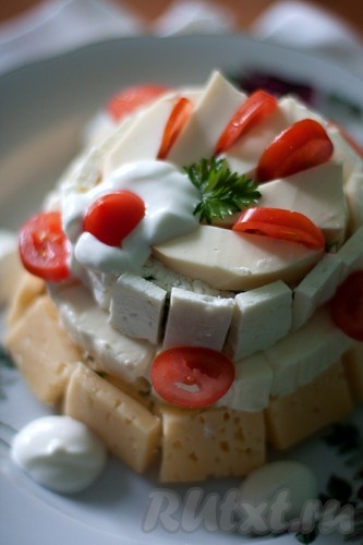 Смешайте сметану с сахаром и украсьте ею верх торта. На ярусах разложите нарезанные помидорки Черри или свежие ягоды. При желании добавьте зелень.