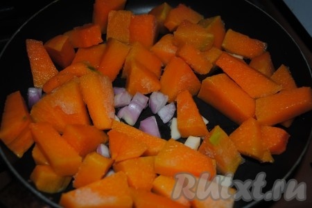 Тыкву нарезать крупными кусками. Лук и чеснок тоже крупно порезать. В сковороде разогреть растительное масло и обжарить на нем овощи.