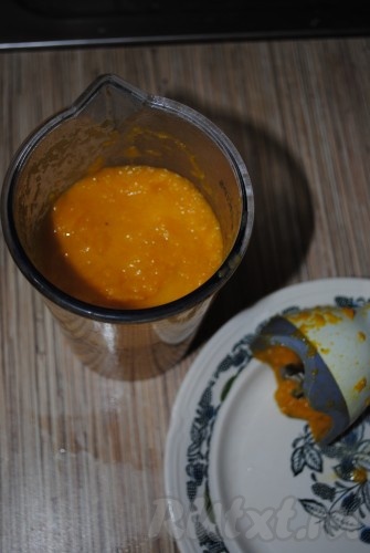 Затем овощи переложить в чашу блендера и измельчить в однородное пюре.