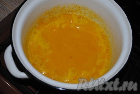 В это время нагреть оставшийся бульон, добавить к нему тыквенное пюре и варить суп-пюре на медленном огне 10 минут.