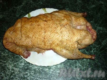 Утку тщательно вымыть, обсушить. Натереть утку внутри и снаружи солью и чёрным молотым перцем.