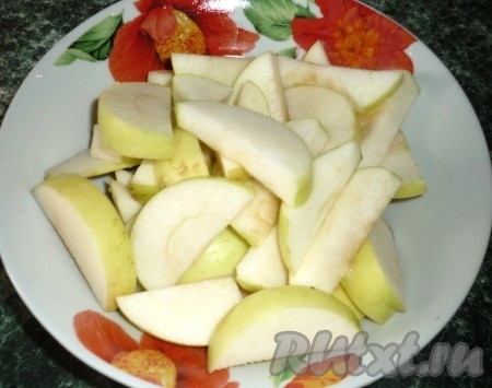 &nbsp;Затем яблоки нарезать на кусочки, удаляя сердцевину с косточками.