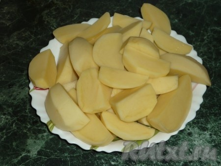 Заранее очищенную картошку нарезаем на средние дольки, посыпаем солью, перемешиваем.