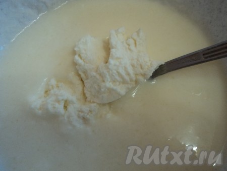 Добавить творожный сыр, хорошо перемешать.