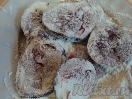 Обвалять инжир в муке.