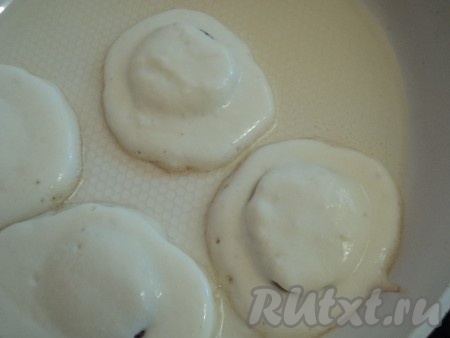 Хорошо разогреть сковородку, налить немного растительного масла. Столовой ложкой брать немного теста, класть на сковороду и сразу сверху положить кружочки инжира (немного вдавить их в тесто). Сверху закрыть такой же порцией теста (как на фото), стараясь, чтобы не были видны краешки инжира. Огонь должен быть чуть меньше обычного, чтобы оладьи на йогурте хорошо пропеклись.
