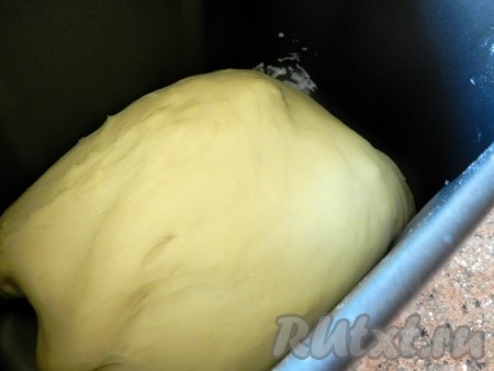 Процесс приготовления дрожжевого теста в хлебопечке длится 1 час 25 минут. После этого оставить тесто в хлебопечке еще на 15-20 минут, не открывая крышку.