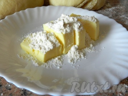Мягкое сливочное масло смешать с мукой в однородную массу.
