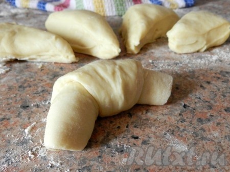 Скрутить треугольник в рогалик, начиная с основания.