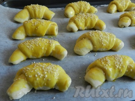 Смазать рогалики яйцом, посыпать немного кунжутом. И оставить для подхода на 15-20 минут.