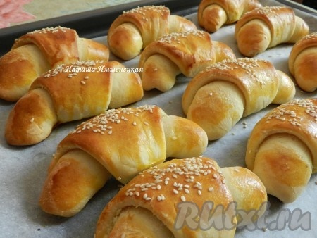 Выпекать рогалики из дрожжевого теста при 180 градусах 25-30 минут.