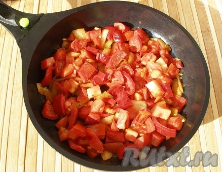 Лук выложить в сковороду с растительным маслом и обжарить его, помешивая, до золотистого цвета на среднем огне. Затем добавить нарезанные перец и помидоры, соль и специи по вкусу. Добавляя соль, учитывайте, что в дальнейшем будет добавляться достаточно солёная брынза.