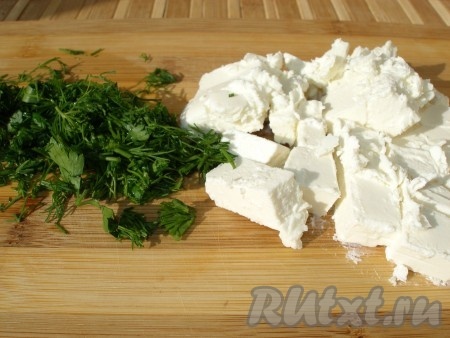 Зелень нарезать мелко, а брынзу - на крупные кубики.