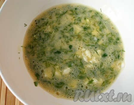 Смешать яйца вилкой в однородную массу, добавить брынзу, зелень, влить молоко, перемешать.