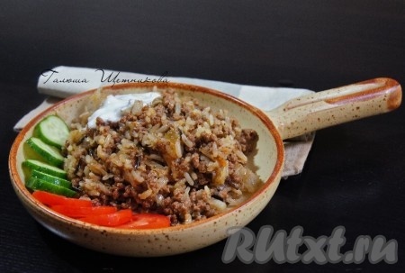 Достать из духовки, разложить по тарелкам и подавать вкусные, сытные ленивые голубцы из говядины в горячем виде, дополнив сметаной. Вот так достаточно просто можно приготовить отличное блюдо для всей семьи. Надеюсь, вам понравится мой рецепт ленивых голубчиков!