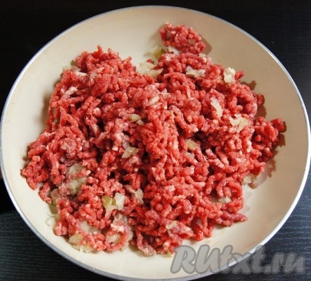 Говядину вместе с луком пропустить через мясорубку. На другой сковороде разогреть немного растительного масла, выложить говяжий фарш, посолить, добавить томатный соус, перемешать и тушить под крышкой на небольшом огне минут 15-20, периодически помешивая. Если мало сока, добавьте немного бульона (или воды).
