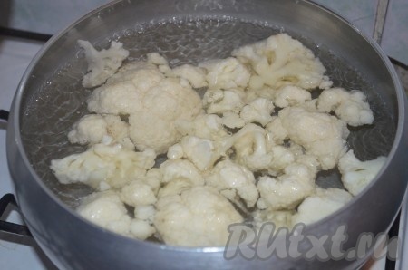 Цветную капусту отварить в соленой воде 5 минут.
