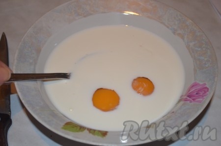 Сливки взбить с яйцами.