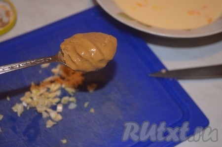 Добавить в сливки мелко порезанный чеснок, горчицу, свежемолотый черный перец, прованские травы.