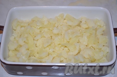 Разобрать цветную капусту на соцветия, положить в смазанную растительным маслом форму.