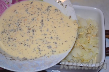 Залить цветную капусту сливками.