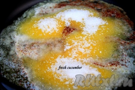 2. Сливочное масло растапливаем на маленьком огне в сотейнике или сковороде.
3. Добавляем сахар и специи.