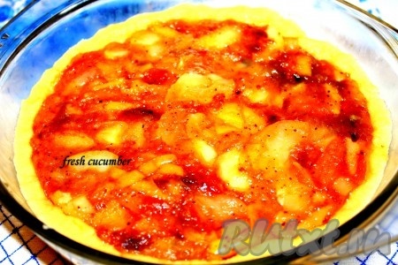 Начинку отправляем в форму, при этом достаем только яблоки. Это удобно делать при помощи шумовки или "дырявой" ложки. Тесто по стенкам формы ровняем с уровнем начинки.