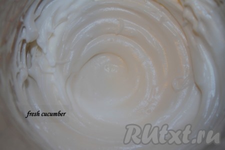 Взбиваем яичный белок в крепкую пену. Постепенно всыпаем сахарную пудру, продолжая взбивать.