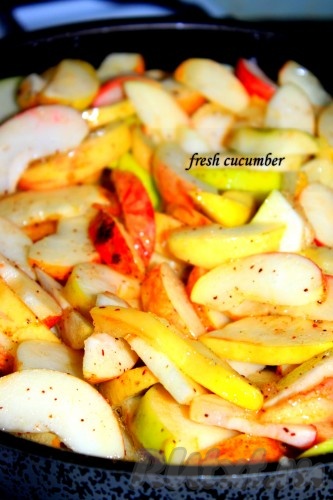 4. Добавляем яблоки и тушим до прозрачности яблок (при этом жидкость должна немного загустеть).