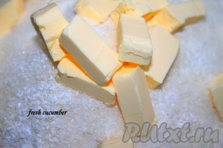 2. Маргарин растираем с мучной смесью до мелкой крошки.