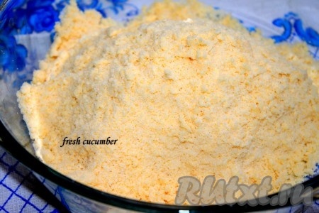 2. Маргарин растираем с мучной смесью до мелкой крошки.