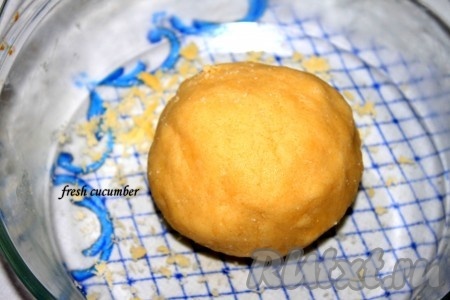 3. Добавляем яичный желток и вымешиваем тесто.