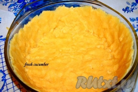 4. Тесто распределяем по дну и стенкам высокой формы (у меня стеклянная, я не смазывала ничем).