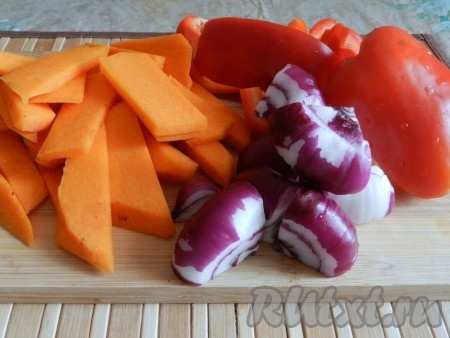 Очистить луковицы, из болгарского перца удалить семена, затем нарезать эти овощи на крупные кусочки. Тыкву, очищенную от кожуры и семян, нарезать на пластины средней толщины (очень тонко резать не нужно).