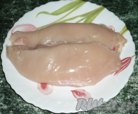 Куриное филе моем, обсушиваем.