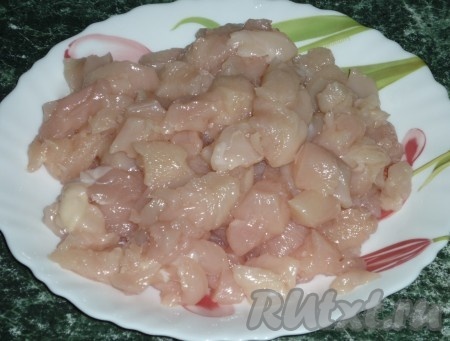 Нарезаем куриное мясо на мелкие кубики.