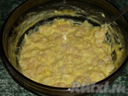 Сюда же добавляем сырые яйца, крахмал, майонез, чёрный молотый перец и соль по вкусу (добавляя соль, обязательно учитывайте, что майонез достаточно солёный), тщательно перемешиваем и отправляем на 1 час в холодильник. Фарш должен получиться в меру густым и вязким.