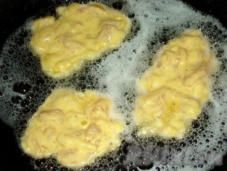 В сковороде разогреваем растительное масло, выкладываем 1 столовую ложку с верхом рубленного фарша, формируя достаточно плоские куриные котлеты, жарим их на среднем огне до румяности с двух сторон (примерно по 3-4 минуты с каждой стороны).