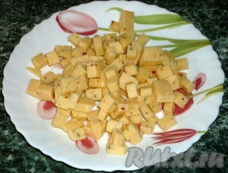 К фаршу добавить манную крупу, натертый на мелкой терке лук, яйцо, посолить, поперчить, тщательно перемешать. Сыр нарезать маленькими кубиками.
