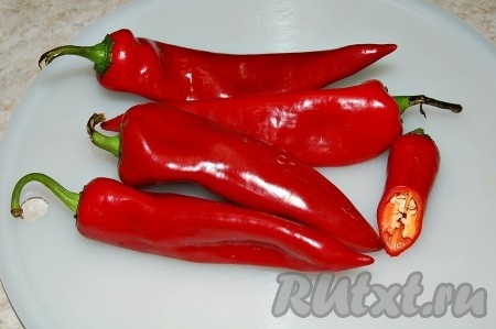 Острый перец оставить с семечками и перегородками, ничего не удалять.