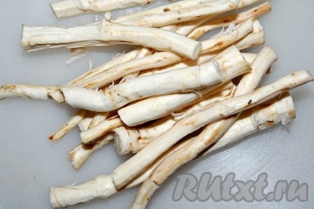 Очистить корни хрена с помощью ножа (поскоблить).