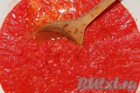 Все овощи поместить в одну большую  миску, добавить соль по вкусу, как следует размешать.