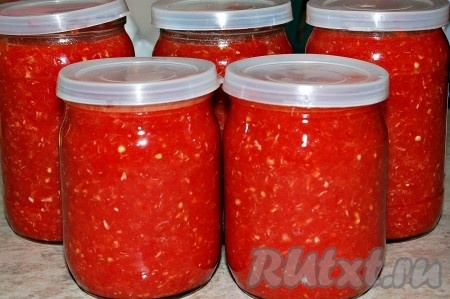 Готовую хреновину разложить по банкам, закрыть обычными полиэтиленовыми крышками. Хреновина прекрасно хранится в холодильнике несколько месяцев.

