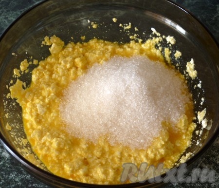 В объёмной миске соединить творог, яйца, сахар, соль и тщательно перемешать.