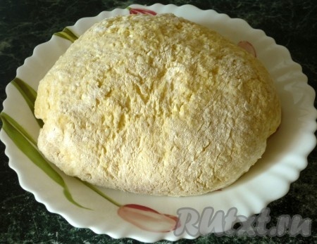 К получившейся смеси добавить разрыхлитель и начать частями подсыпать муку, каждый раз хорошо вмешивая её в тесто. Тесто должно стать мягким и немного липким. Как только добились такой консистенции теста, больше муку не добавляйте.